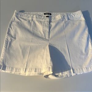 Lands' End Women's Classic White Mid Rise Shorts 7” inseam - Size 18
